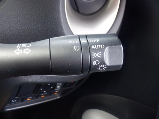 夕暮れ時やトンネル入り口などで点灯するなど、周囲の明るさに応じてヘッドライトを自動で点灯・消灯するスマートなオートライトシステムです。