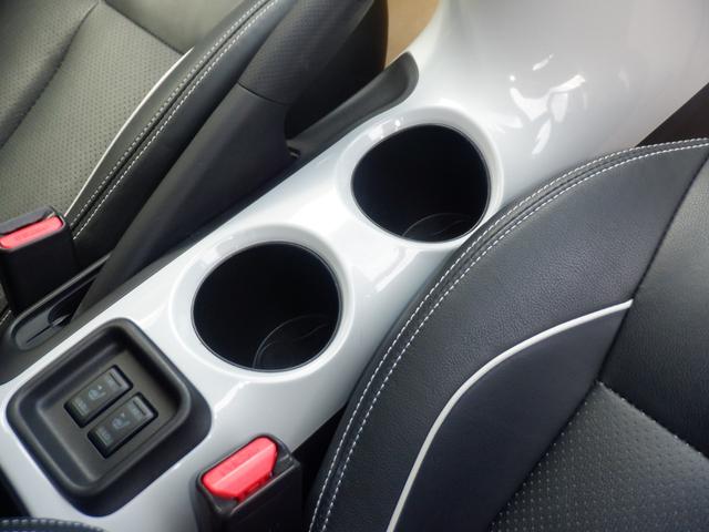 ドリンクホルダーも使い易い位置にあり便利です