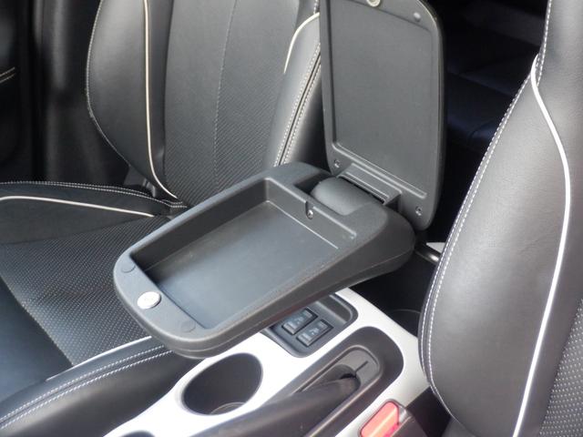 アームレスト下にも、小物が入るスペースがございます。