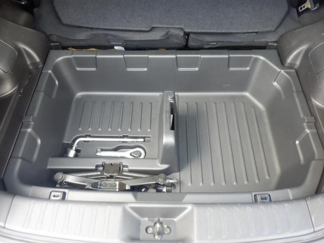 ラゲッジボードを開けると普段使わない物などが収納できます