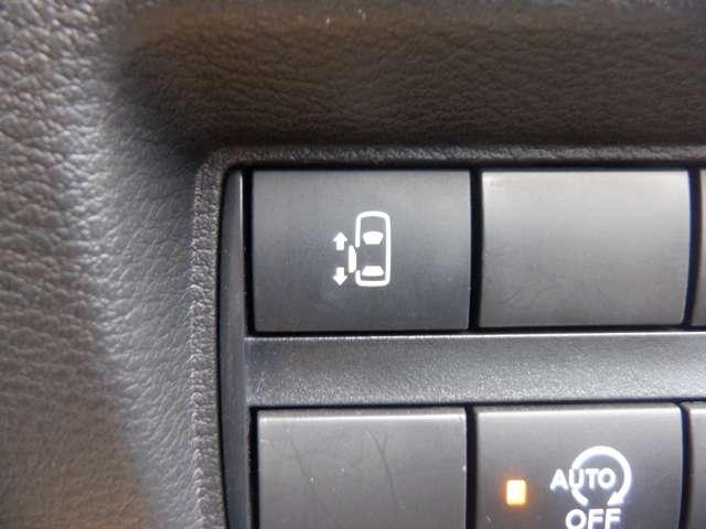 �����I�[�g�X���C�h�h�A�ł��B�^�]�Ȃ���ł��X�C�b�`�ЂƂŊJ�ł���̂ŁA�֗��ł���