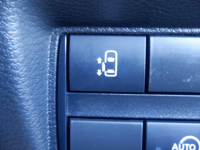 �����I�[�g�X���C�h�h�A�ł��B�^�]�Ȃ���ł��X�C�b�`�ЂƂŊJ�ł���̂ŁA�֗��ł���