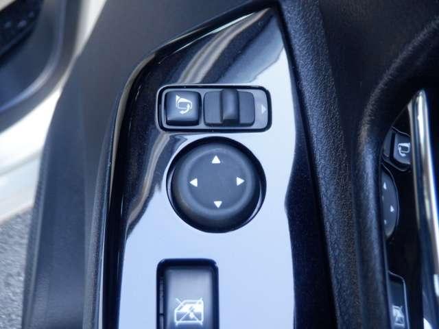 �d���i�[���~���[�Ȃ̂ŁA�Ό��ԂȂǂƂ̂���Ⴂ���ɂ��֗��ł��B