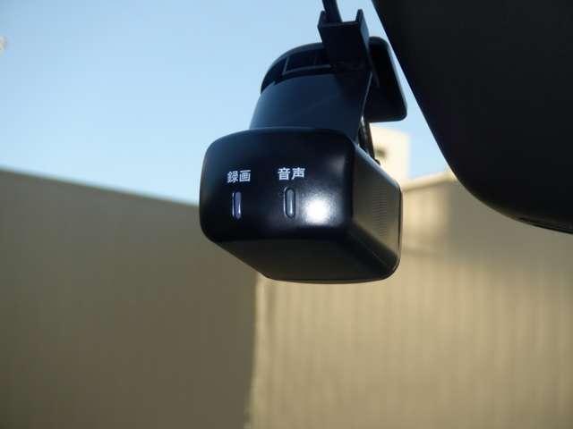 セレナ ２．０　ハイウェイスターＶ　純正ナビ　後席モニター　Ｗ電動スライド　レーダークルコン　レーンアシスト　ＬＥＤランプ　ワンオーナー車　盗難防止システム　ＥＴＣ装備　カーテンエアバッグ　アルミホイール　キーフリー　メモリ－ナビ　ナビＴＶ　エアコン　ドラレコ（9枚目）