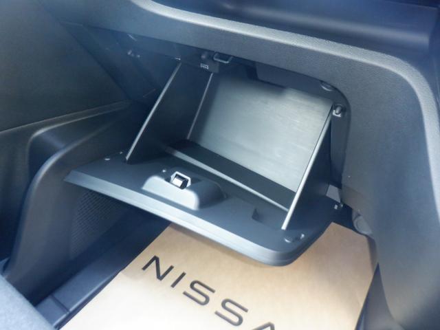 セレナ ２．０　ハイウェイスターＶ　純正ナビ　後席モニター　Ｗ電動スライド　レーダークルコン　レーンアシスト　ＬＥＤランプ　ワンオーナー車　盗難防止システム　ＥＴＣ装備　カーテンエアバッグ　アルミホイール　キーフリー　メモリ－ナビ　ナビＴＶ　エアコン　ドラレコ（35枚目）