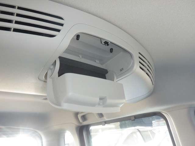 �T���O���X�Ȃǂ�����z���_�[�𑕔����Ă���܂��B