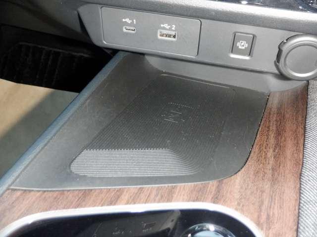 ���C�����X�[�d��i���[�J�[�I�v�V�����j�B�p���K�i�Ή��X�}�[�g�t�H���̏[�d����A�Z���^�[�R���\�[���ɑ����B�t�r�a�R�[�h��ڑ����邱�ƂȂ��A��y�ɏ[�d�o���܂��B