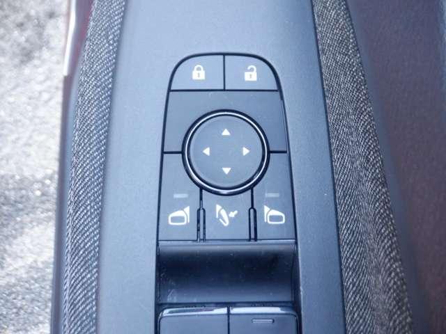 �d���i�[���~���[�Ȃ̂ŁA�Ό��ԂȂǂƂ̂���Ⴂ���ɂ��֗��ł��B