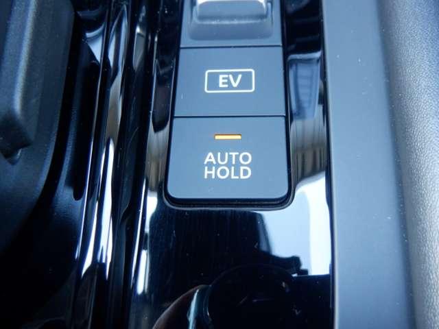 �M���҂��̊ԂȂǂ̒�~���Ƀu���[�L�y�_�����瑫�𗣂��Ă��A���̂܂ܒ�~�������Ă����̂��A�u�I�[�g�u���[�L�z�[���h�@�\�v