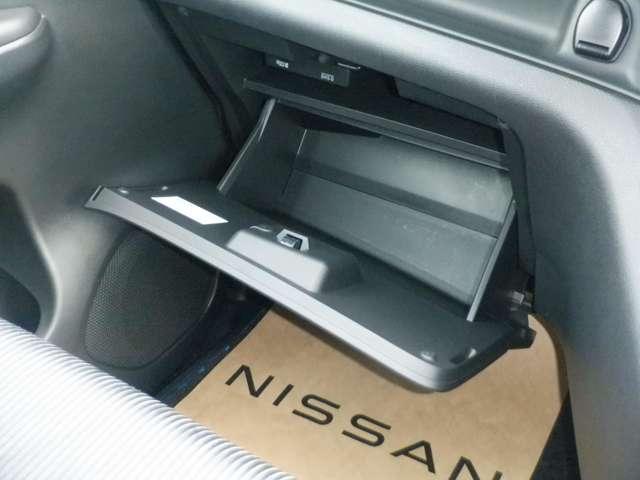 �Ԍ��؃u�b�N�⏬���Ȃǂ����[�ł���X�y�[�X������܂��B