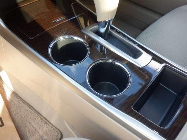 ��̓͂��₷���Z���^�[�R���\�[���ɁA�Q�̃J�b�v�z���_�[�𑕔��I