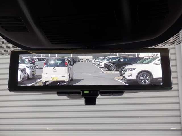 �C���e���W�F���g�E���[���~���[�F�ԗ�����̃J�����f�����~���[�ʂɉf���o���̂ŁA�ԓ��̏󋵂�A�V��Ȃǂɉe�����ꂸ���ł��N���A�Ȍ�����E�������܂��B