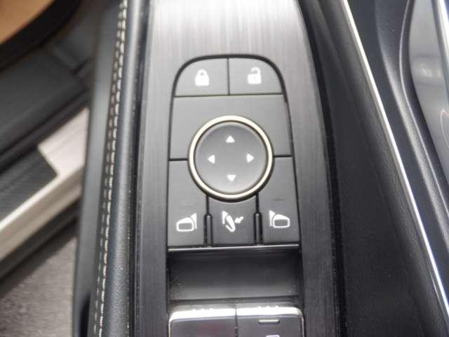 �d���i�[���~���[�Ȃ̂ŁA�Ό��ԂȂǂƂ̂���Ⴂ���ɂ��֗��ł��B