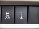 左側オートスライドドアです。運転席からでもスイッチひとつで開閉できるので、便利ですよ