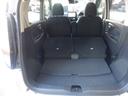 後席を倒すと広くなり長い荷物も積むことが出来ます。