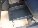助手席の下にも収納スペースがあります