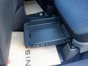 助手席の下にも収納スペースがあります