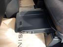 助手席の下にも収納スペースがあります