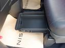 助手席の下にも収納スペースがあります。