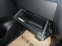 車検証ブックや小物などが収納できるスペースがあります。
