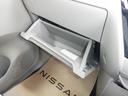 車検証ブックや小物などが収納できるスペースがあります。
