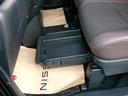 助手席の下にも収納スペースがあります。