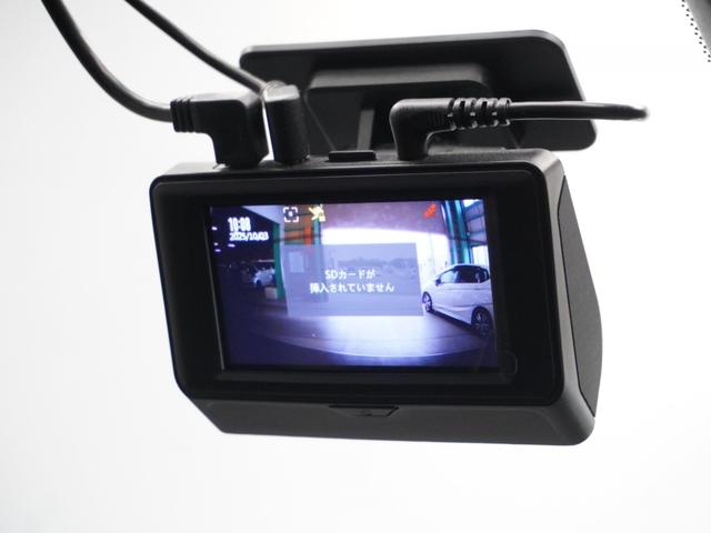 フィット ｅ：ＨＥＶＲＳ　２年保証ナビＤレコＲカメＥＴＣクルコンＢＴ地デジ　エアバッグ　ナビ＆ＴＶ　パワーウィンドウ　助手席エアバッグ　Ｄレコ　フルセグテレビ　ＬＥＤヘッドランプ　アルミホイール　セキュリティアラーム　禁煙（6枚目）