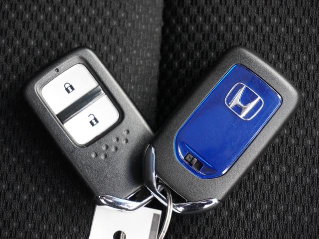 ◆スマートキー◆カギをバッグやポケットに入れたままでもドアロックの開閉ができる『スマートキー』付き！雨天や暗くなってもカギを取り出す必要がなくドアの開錠＆エンジンも始動できます