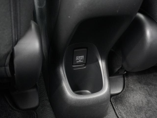 電源ソケットは後席用にも装備されています。長時間のドライブも安心です。