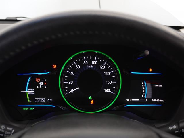 視認性の良いシンプルなメーターデザインはドライバーに情報をわかりやすく伝えてくれます、