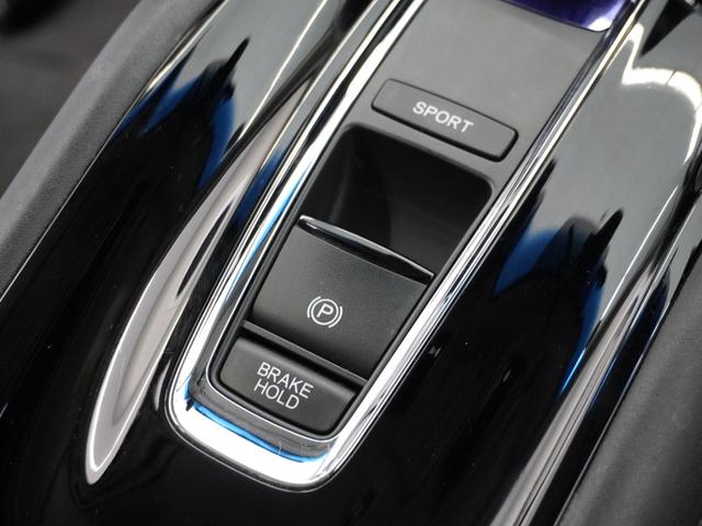 オートブレーキホールド機能付き電子パーキングブレーキ！ブレーキペダルを足から離しても停車状態を保ちます。アクセルを踏めば自動でブレーキが解除され、発進可能！