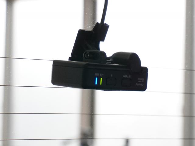この車にはリアにもドライブレコーダーを装備しております◆映像・音声などを記録する自動車用の装置です。　もしもの事故の際の記録はもちろん、旅行の際の思い出としてドライブの映像を楽しむことができます。