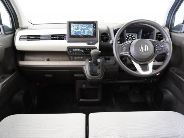 視界広々で運転しやすくロングドライブでも疲れを感じさせないすっきりとまとまったインパネ周りです。