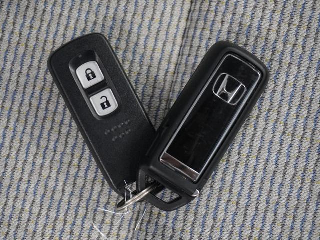 ◆スマートキー◆カギをバッグやポケットに入れたままでもドアロックの開閉ができる『スマートキー』付き！雨天や暗くなってもカギを取り出す必要がなくドアの開錠＆エンジンも始動できます