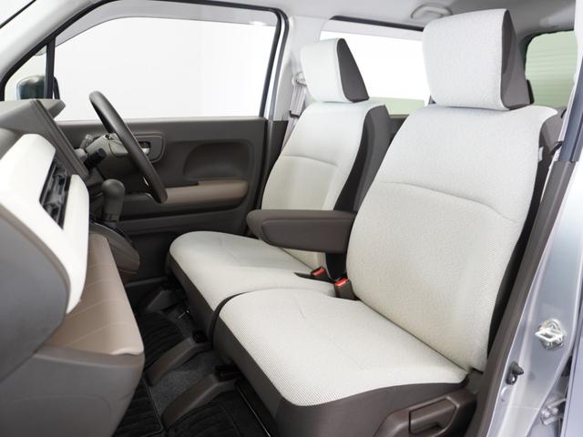 運転席と助手席は足元が繋がっているので自由に行き来しやすいので駐車場が狭いときでも助手席側からスムーズに乗り降りできて便利！