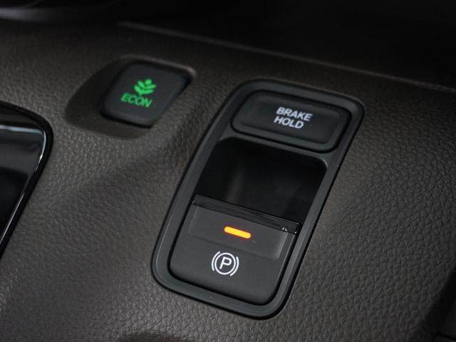 オートブレーキホールド機能付き電子パーキングブレーキ！ブレーキペダルを足から離しても停車状態を保ちます。アクセルを踏めば自動でブレーキが解除され、発進可能！