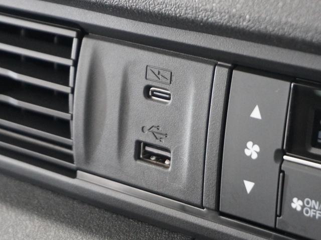 ＵＳＢ接続、スマートフォンの充電等にも便利なＵＳＢチャージャー！使いやすい場所に装備されています。