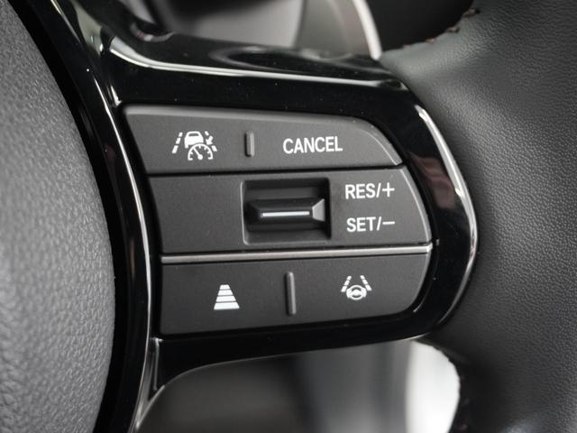 【渋滞追従機能付アダプティブクルーズコントロール】カメラが先行車との車間距離を測定。高速道路の渋滞時に適切な加減速を行い運転者がアクセルやブレーキを操作せずに走行、停車出来るよう支援します。