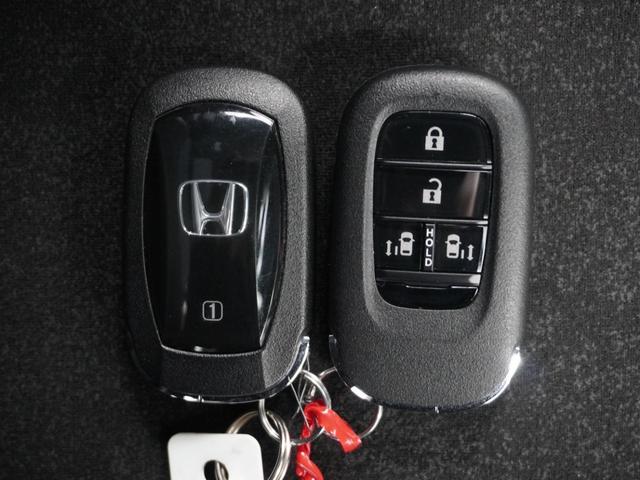 ◆スマートキー◆カギをバッグやポケットに入れたままでもドアロックの開閉ができる『スマートキー』付き！雨天や暗くなってもカギを取り出す必要がなくドアの開錠＆エンジンも始動できます