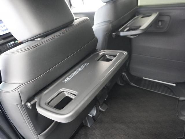 ◆シートバックテーブル◆フロントシートの背面に後席用のテーブルがついています。小物が置けて！カップホルダーもあります、ドライブ中や休憩時にも便利なテーブルです。