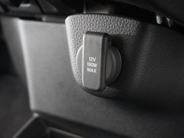 スマートフォンの充電等にも便利な電源ソケット！使いやすい場所に装備されています。