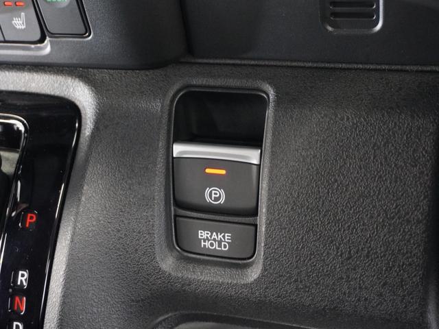 オートブレーキホールド機能付き電子パーキングブレーキ！ブレーキペダルを足から離しても停車状態を保ちます。アクセルを踏めば自動でブレーキが解除され、発進可能！