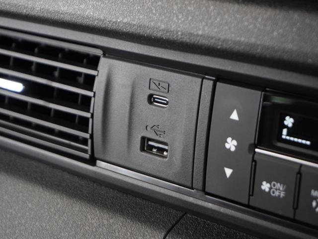 ＵＳＢ接続、スマートフォンの充電等にも便利なＵＳＢチャージャー！使いやすい場所に装備されています。