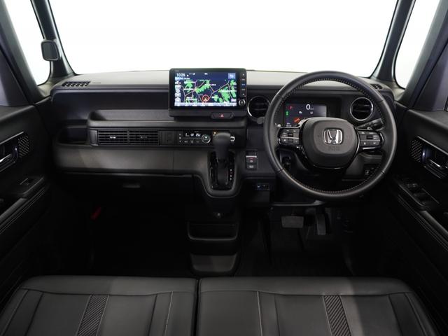 視界広々で運転しやすくロングドライブでも疲れを感じさせないすっきりとまとまったインパネ周りです。