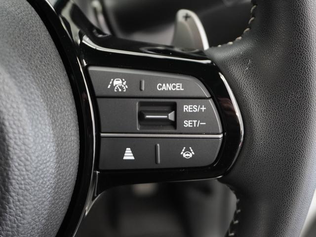 【渋滞追従機能付アダプティブクルーズコントロール】カメラが先行車との車間距離を測定。高速道路の渋滞時に適切な加減速を行い運転者がアクセルやブレーキを操作せずに走行、停車出来るよう支援します。