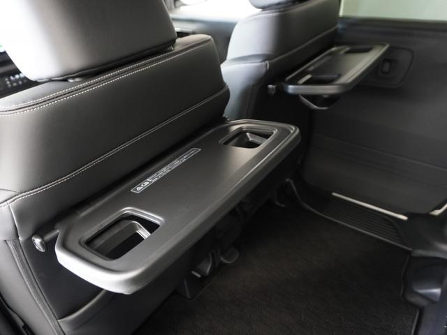 ◆シートバックテーブル◆フロントシートの背面に後席用のテーブルがついています。小物が置けて！カップホルダーもあります、ドライブ中や休憩時にも便利なテーブルです。