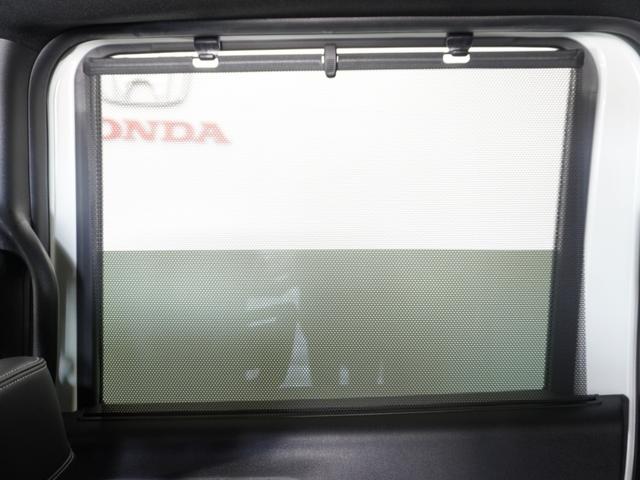 リアドアには【スクリーンサンシェード】が装備されています。日差しを和らげ、プライバシーの保護にも役立ちます。後部座席にお子様を乗車させるときも、ゆっくりお昼寝できます♪