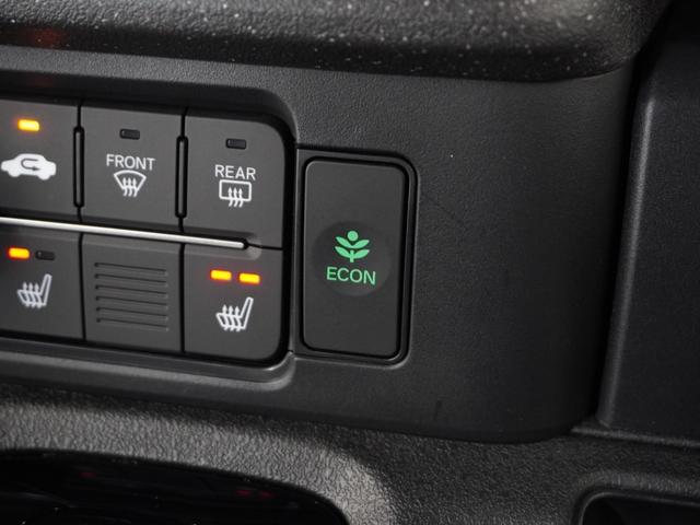 ◆ＥＣＯＮスイッチ（ＥＣＯＮモード）◆エンジンやエアコンといった、クルマ全体の動きを燃費優先で自動制御するＥＣＯＮモード。空調など快適性を優先したいときは、スイッチを押してＯＦＦにできます。