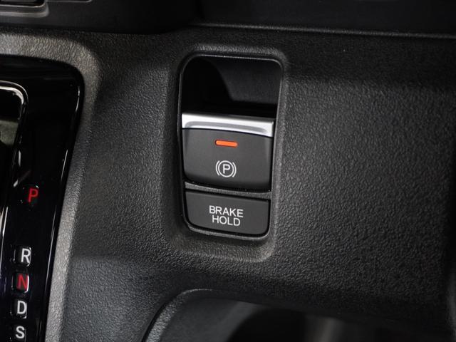 オートブレーキホールド機能付き電子パーキングブレーキ！ブレーキペダルを足から離しても停車状態を保ちます。アクセルを踏めば自動でブレーキが解除され、発進可能！
