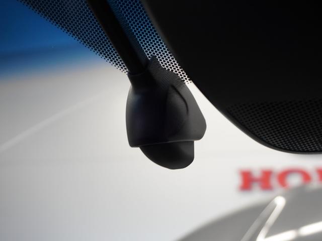 ヴェゼル ハイブリッドＺ・ホンダセンシング　１年保証ナビＤレコＲカメＥＴＣクルコンＢＴ地デジ　レーダーサポート　１オーナ－　ＤＶＤ再生機能　整備記録簿　横滑り防止システム　バックアイカメラ　盗難防止装置　フルセ　シートヒーター付　スマ－トキ－（4枚目）